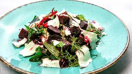 Bişirilen şugundyr we feta peýnirli salat