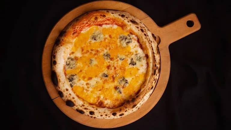 4 Peýnirli pizza