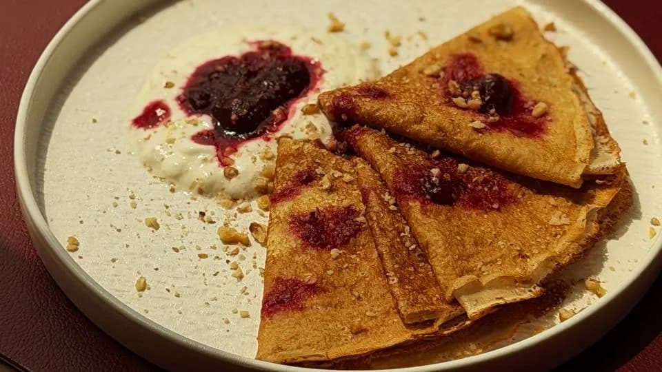 Elin ýogurtly we ülje konfitýurly blinçik
