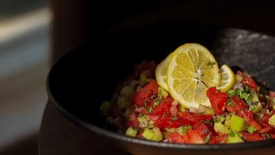 Feta peýnirli çoban salady