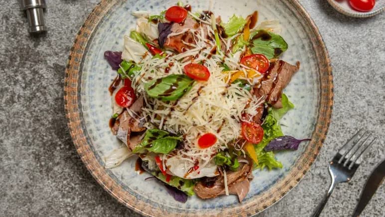 Rostbifli salat