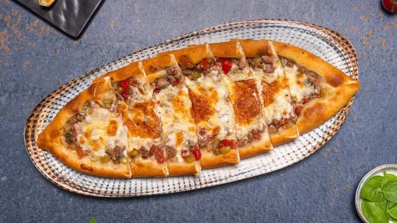 Dogralan etli we peýnirli pide