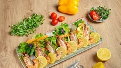 Al dente gök önümleri bilen gaplaň krewetkalary