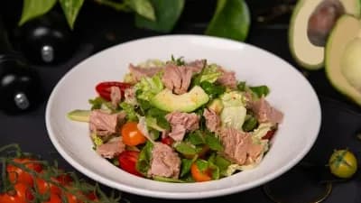 Tuna bilen awokado salady