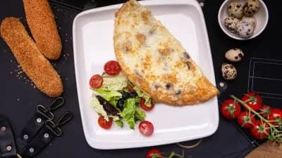 Kömelek we peýnir bilen omlet