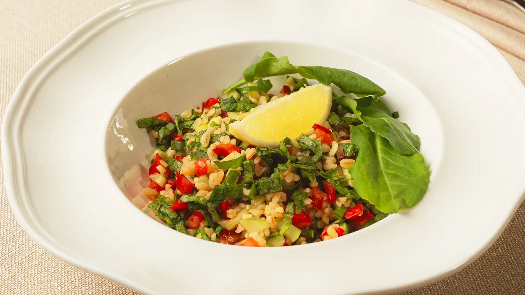 Taýýarlanan çörekli Tabbouleh