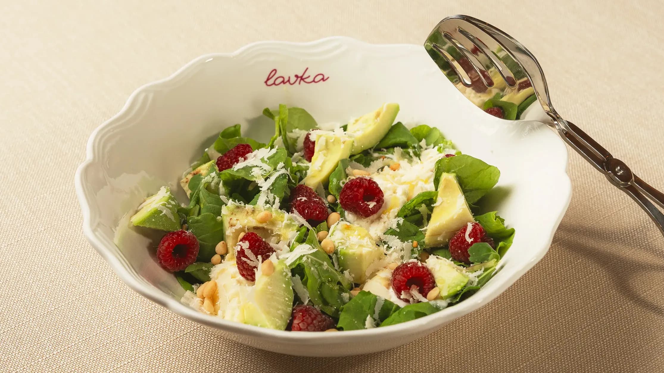 Rukolladan we straçatellodan edilen salat