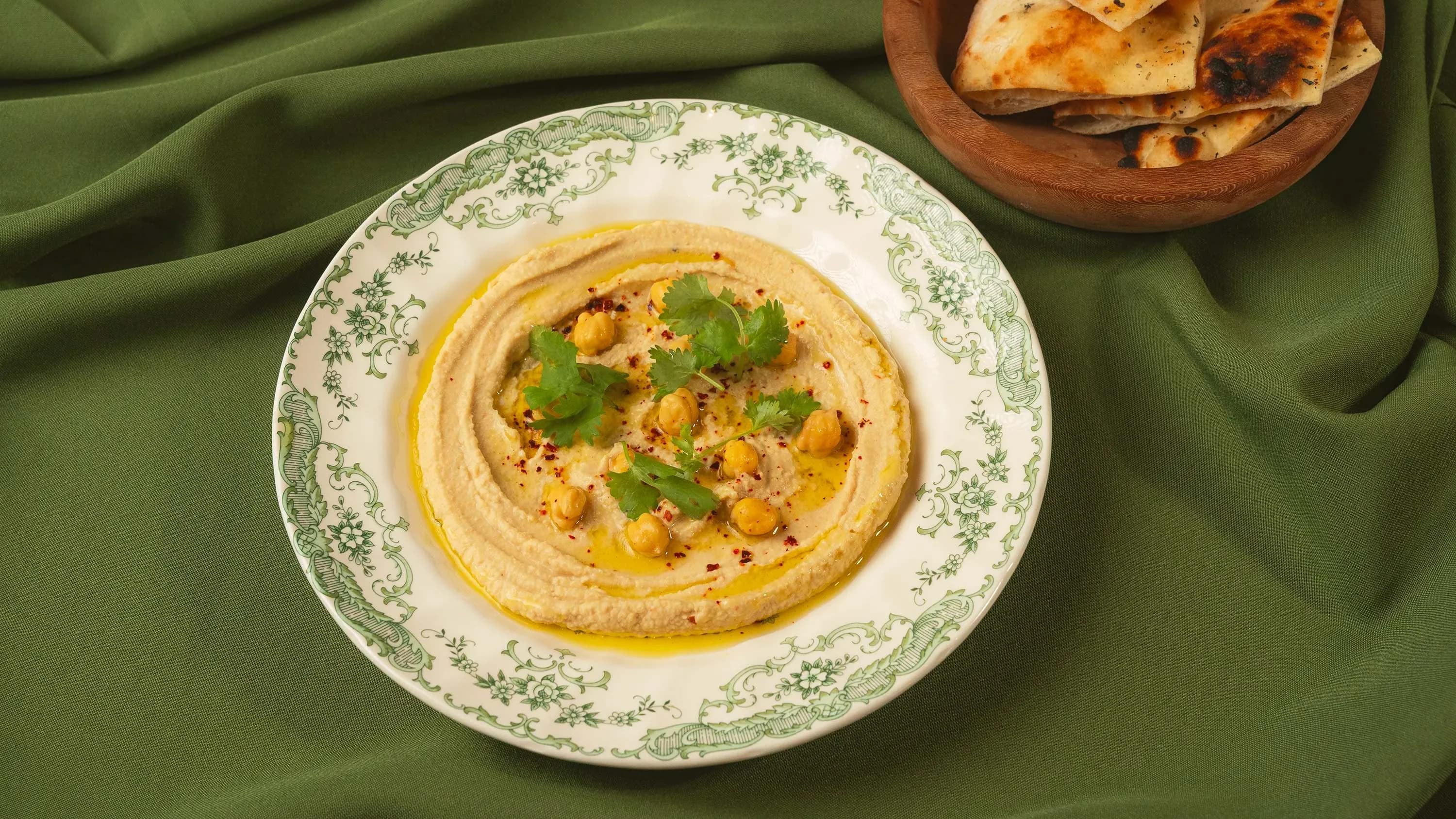 Çişikli çörekli Hummus