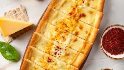 Peýnir we ýumurtgaly pide