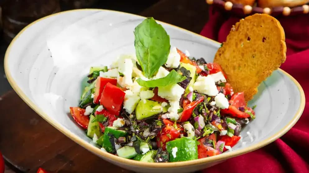 Täze gök önümli salat