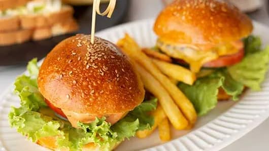 Set mini burgerleri, kartoşka fri bilen