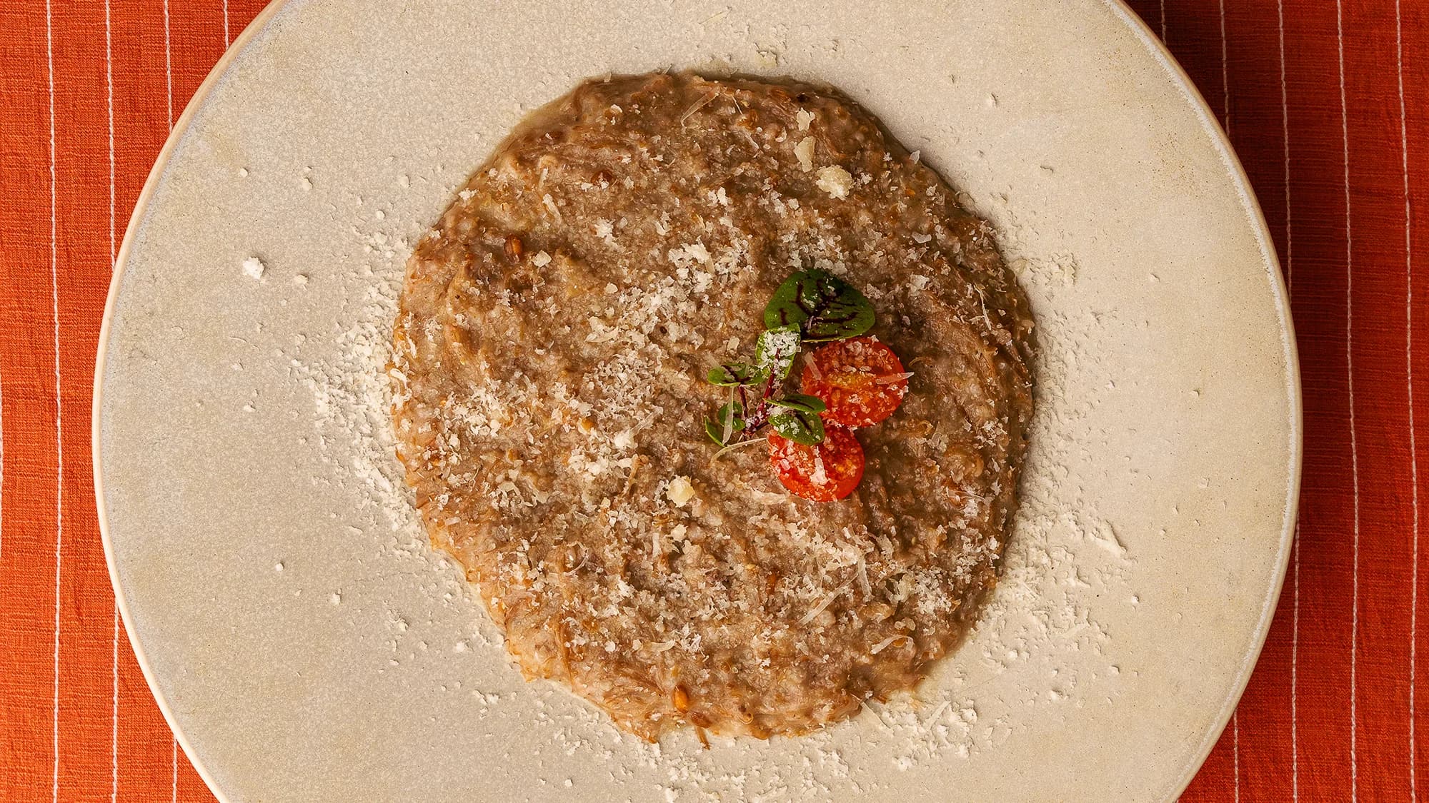 Parmezan peýnirli we öküz boýundan ýarma