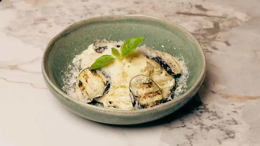 Badam we parmesan bilen spagetti