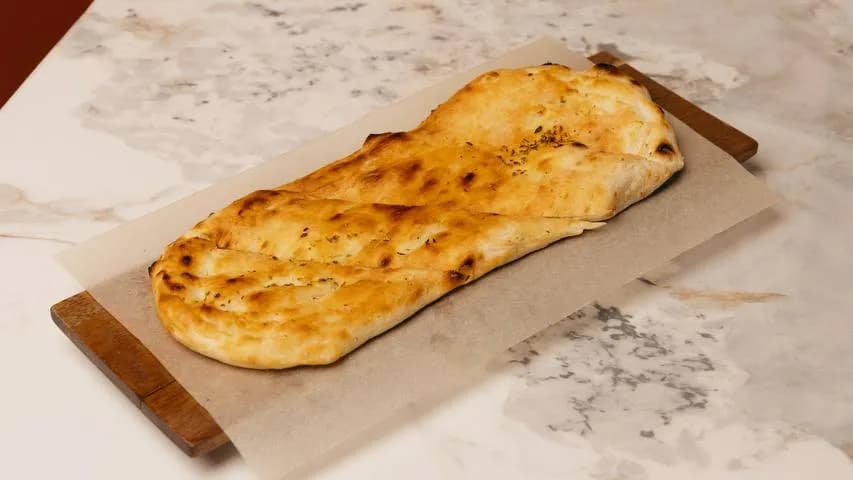 Zeýtun ýagy we otlar bilen tekiz çörek