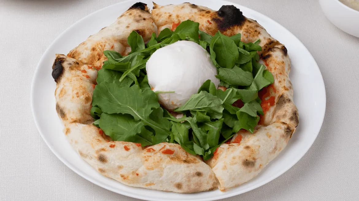 Burrata peýniri bilen pizza