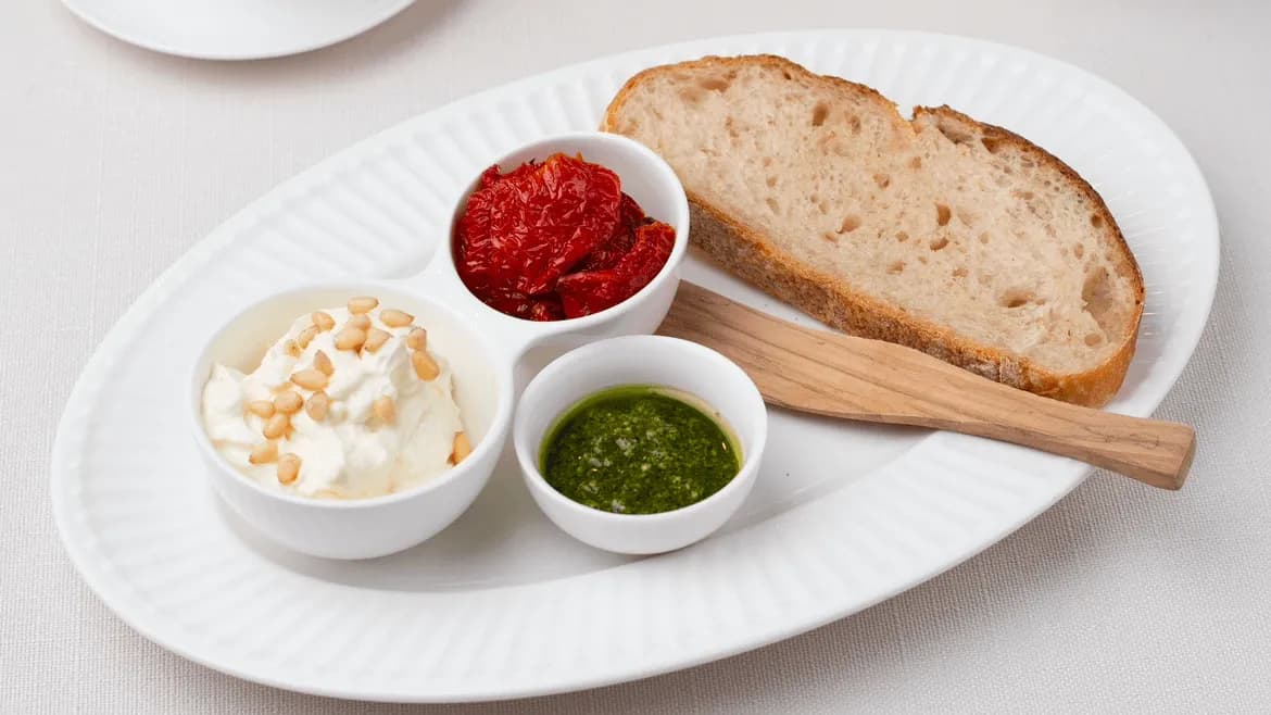 Pomidor we pesto bilen garylan Feta