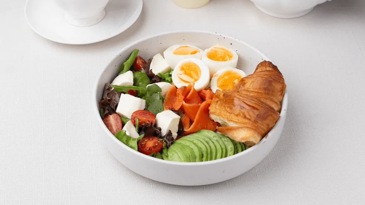 Sýomgaly, kruassanly we awokadoly bowl