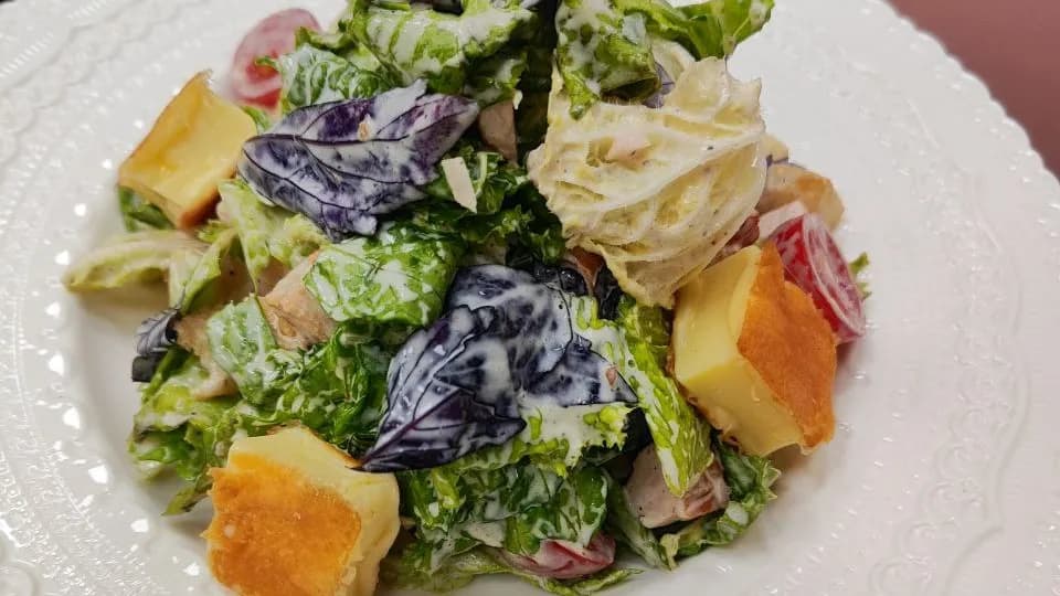 Halumi peýnirli salat