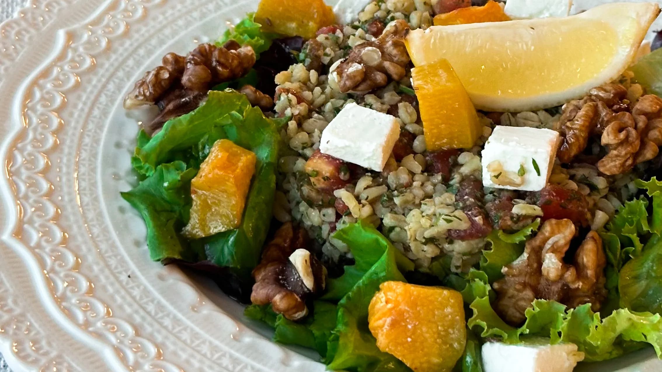 Bulgurly, bişen kädili we feta syrly salat