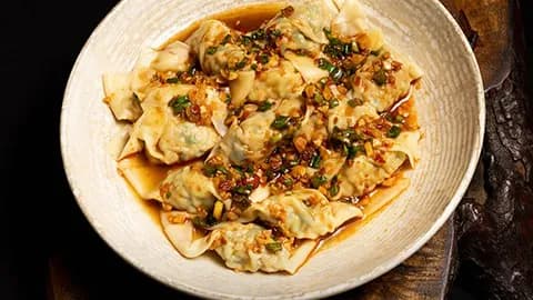 Balyk önümli wontonlar