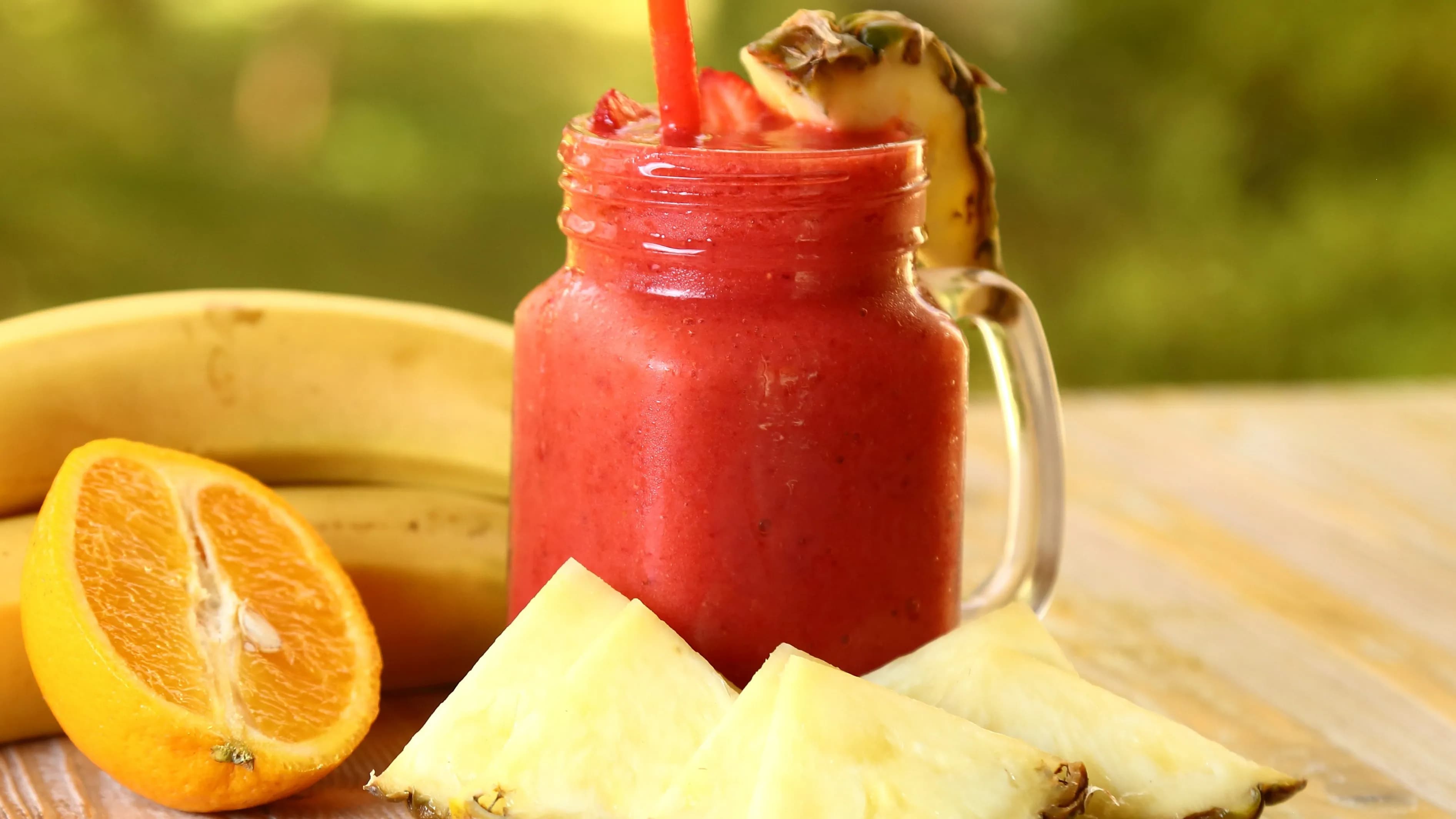 Ananas, ýertudana we pyrtykally smuzi