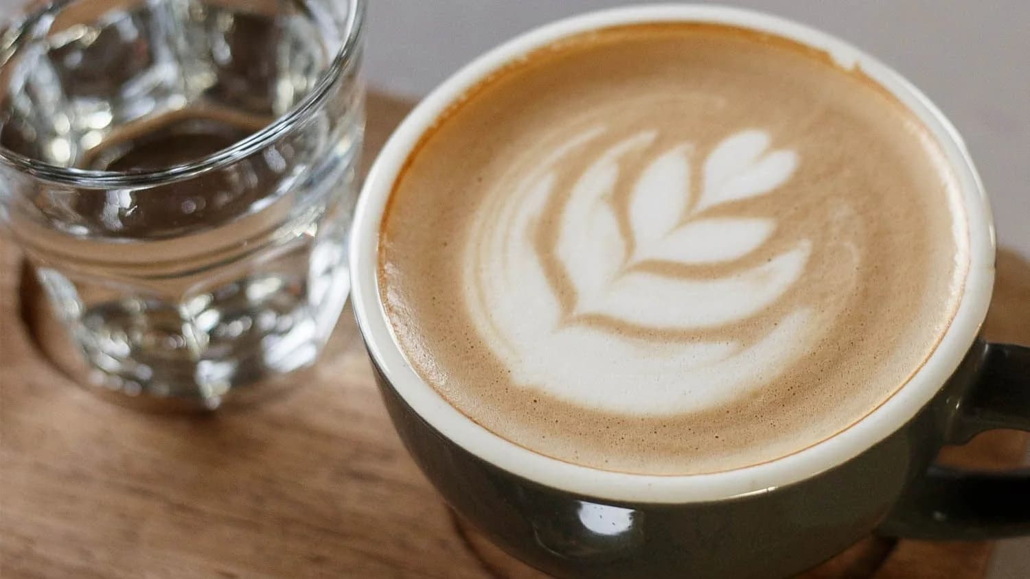 Badam süýdü bilen latte