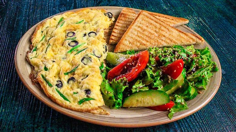 Peýnir, zeýtun we soganly omlet