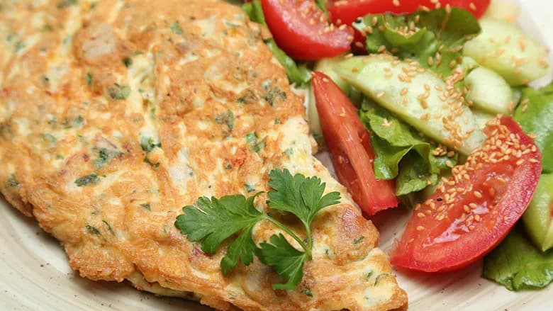 Towuk we üç peýnirli omlet