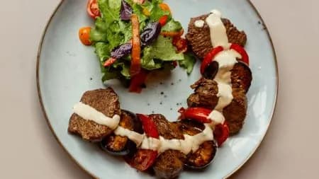 Grilde sygyr etinden medalýonlar