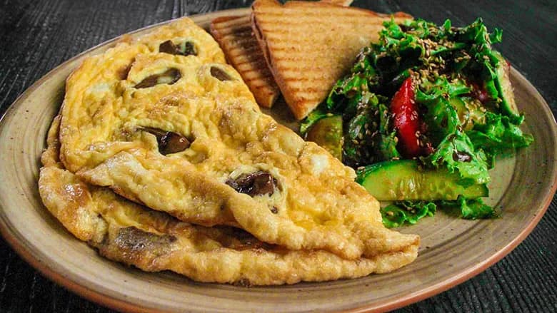 Kömelek we peýnirli omlet