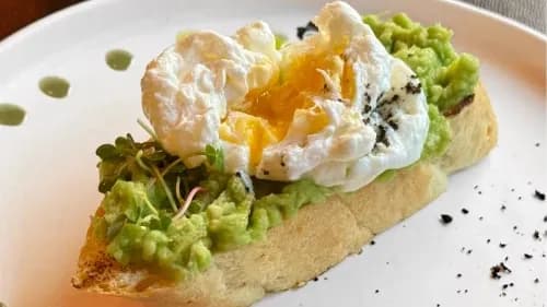 Awakado we paşot ýumurtgaly tost