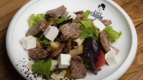 Sygyr eti we artokokly ýyly salat