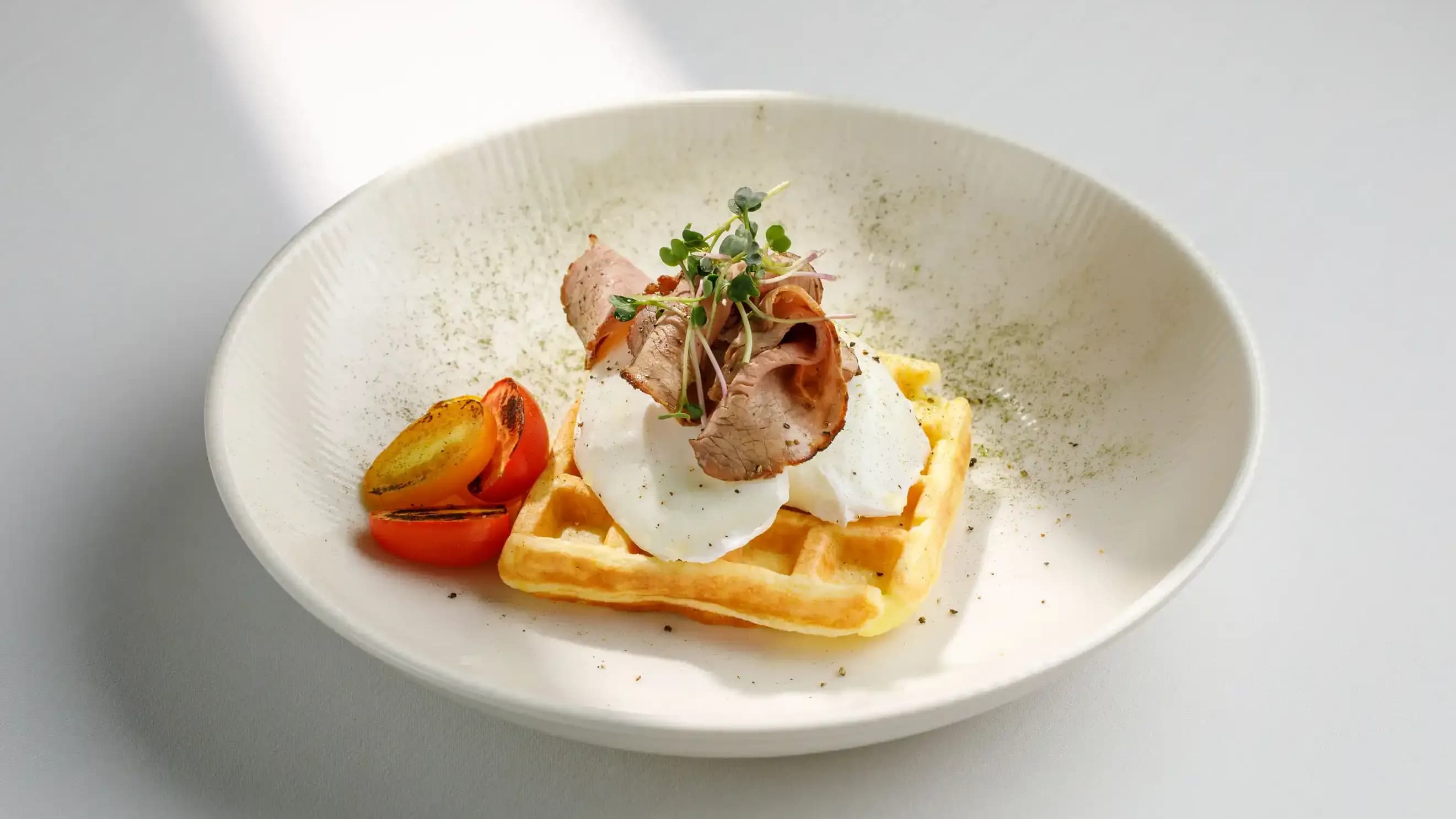 Rostbif we paşot ýumurtgaly kartofel waflilary