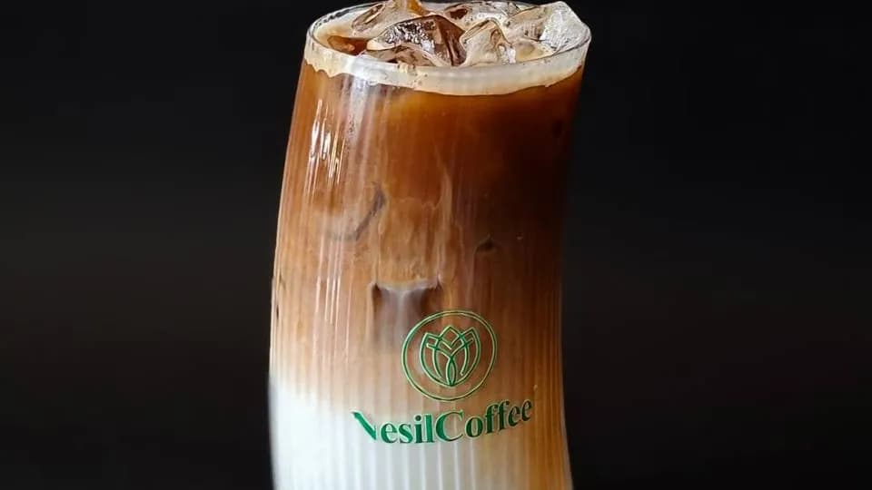 Duzly karamel bilen örtülen latte
