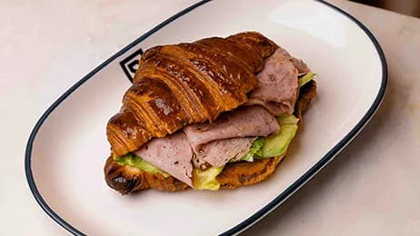 Mortadella bilen kruassan