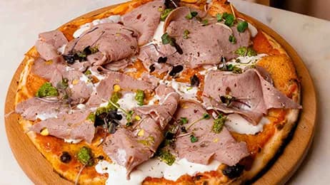 Mortadella we straçatella bilen pizza