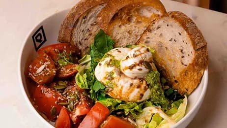 Buratta bilen salat