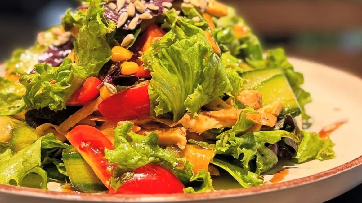 Towuk bilen ýeňil salat