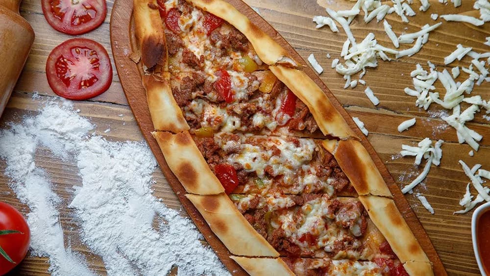 Üwelen etli we peýnirli pide