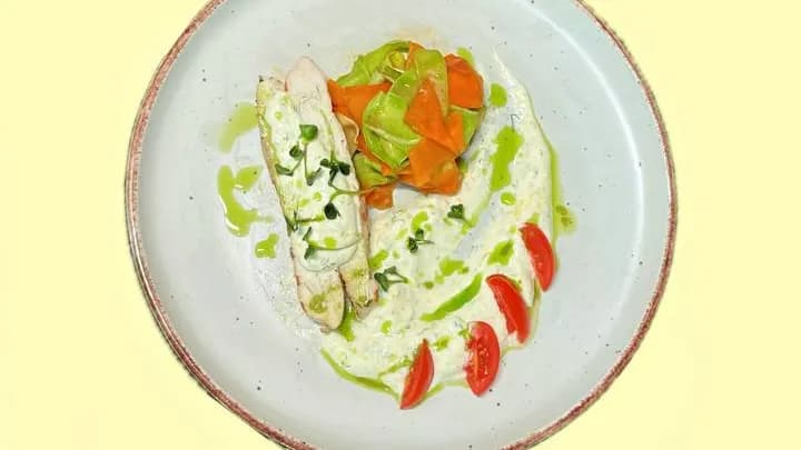 Gök önümler we tzatziki sousy bilen towuk göwsi