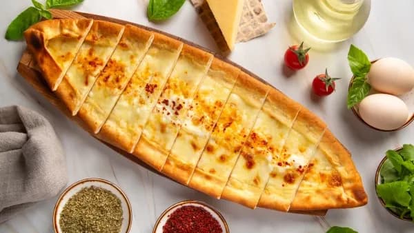 Peýnirli we ýumurtgaly pide