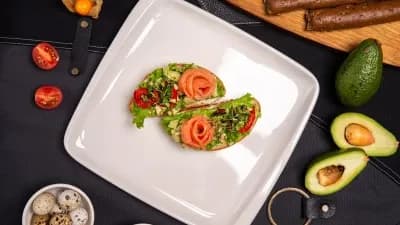 Awokado we losos we guradylan paprika bilen sandwiçler