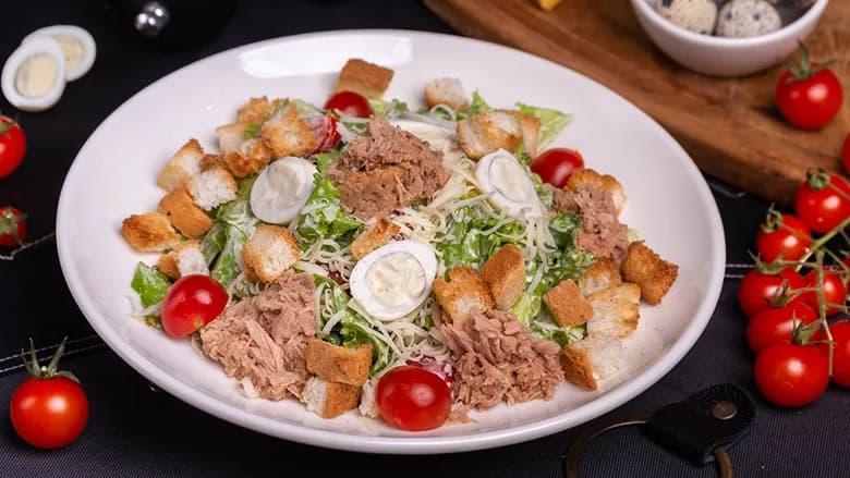 Tuna balykly Sezar salady