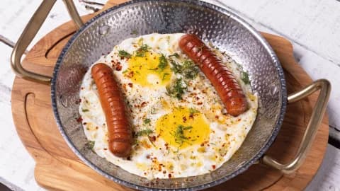 Kolbasa bilen dogramaly ýumurtga
