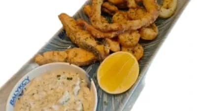 Deňiz önümleri we perçe bilen Frito Misto