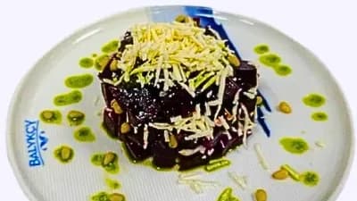 Şugundurly we geçi peýnirli salat