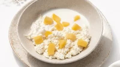 Mango bilen kottej peýniri ertirlik