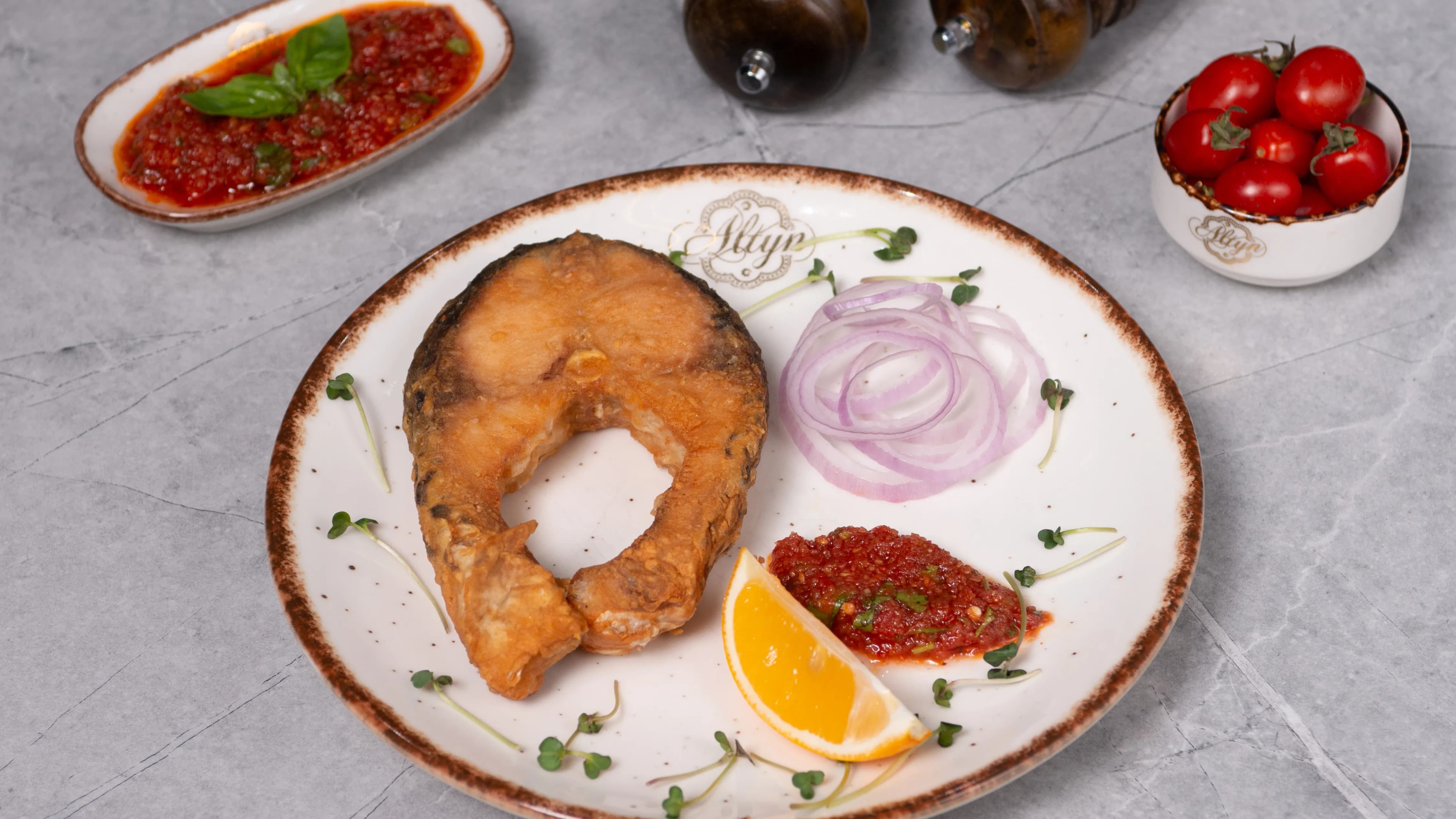Közde bişirilen Ak Amur balygy