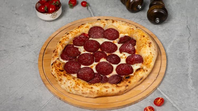 Orta Pepperoni pizzasy