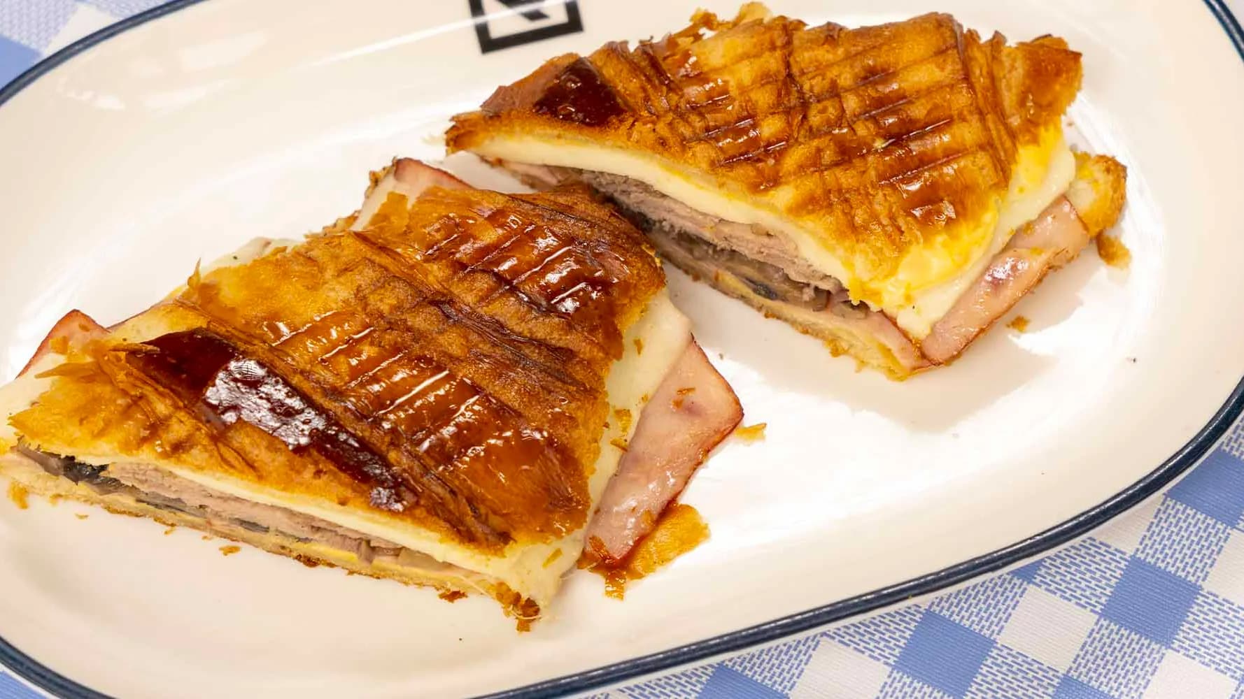 Wetsina we pendirli kruassan tost